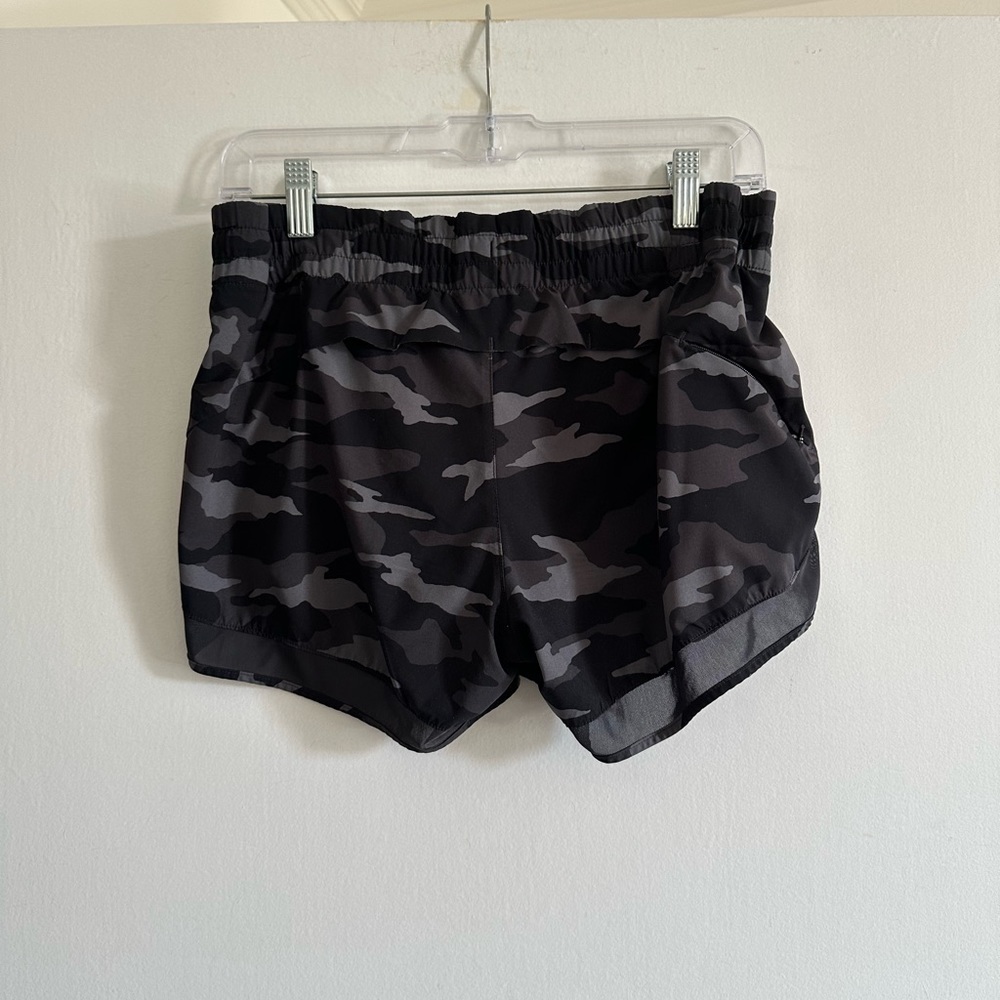 Athleta Black/Gray Camo Mesh Racer Run Short 4” Size XS EUC - Picture 10 of 15